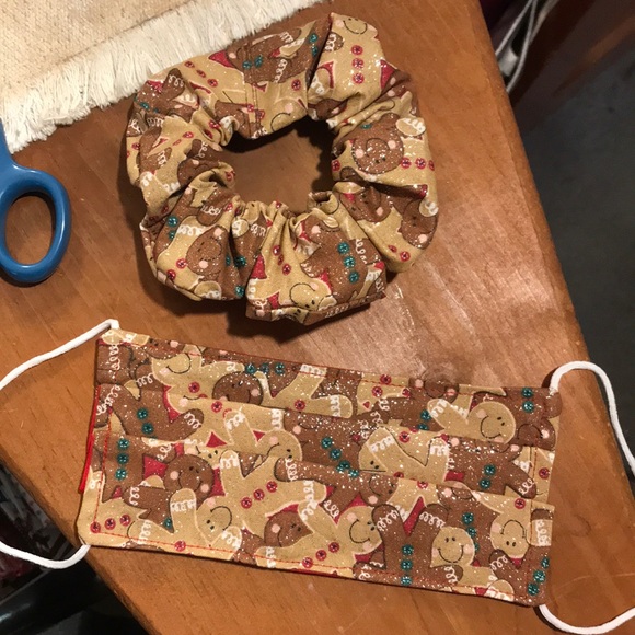 Christmas face mask gingerbread man scrunchie set
